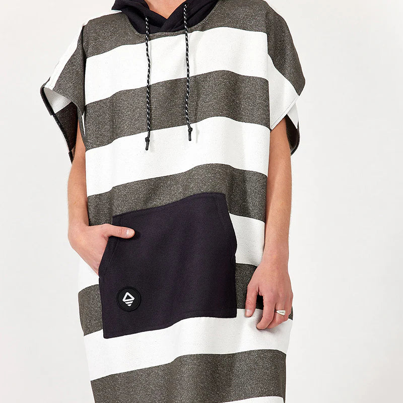 Nomadix Changing Poncho: Stripes Noll Black