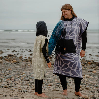 Nomadix Changing Poncho: Lazy Daisy Dusk S/M